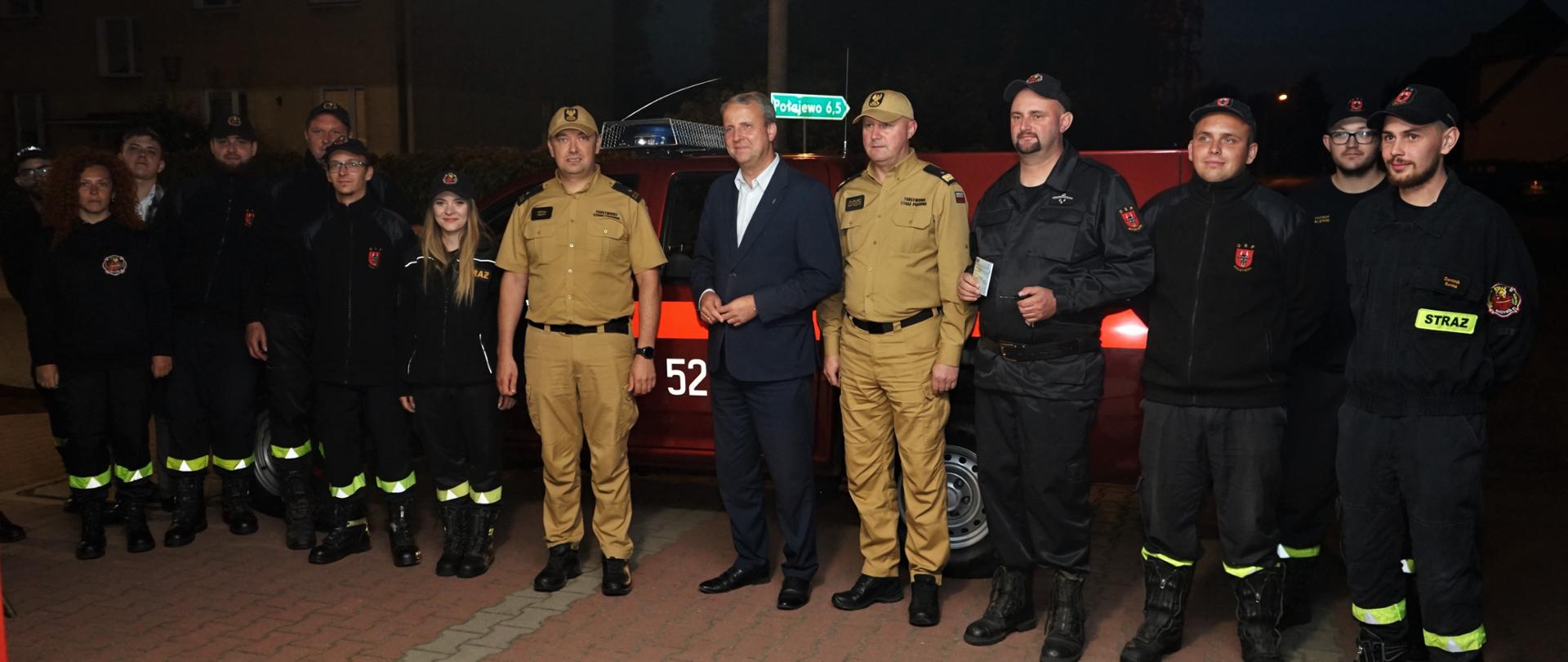 Wielkopolski Komendant Wojewódzki wraz z Wojewodą Wielkopolskim przekazali kluczyki do samochodu pożarniczego dla OSP Ryczywół
