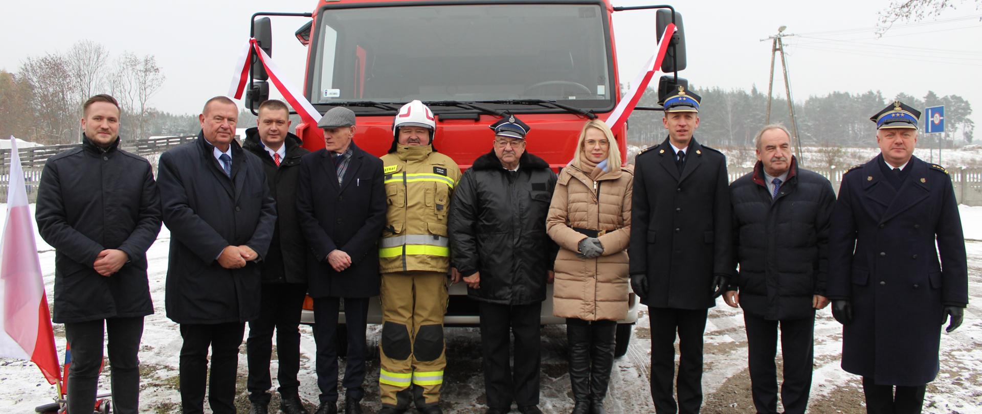 Wspólne zdjęcie przed pojazdem