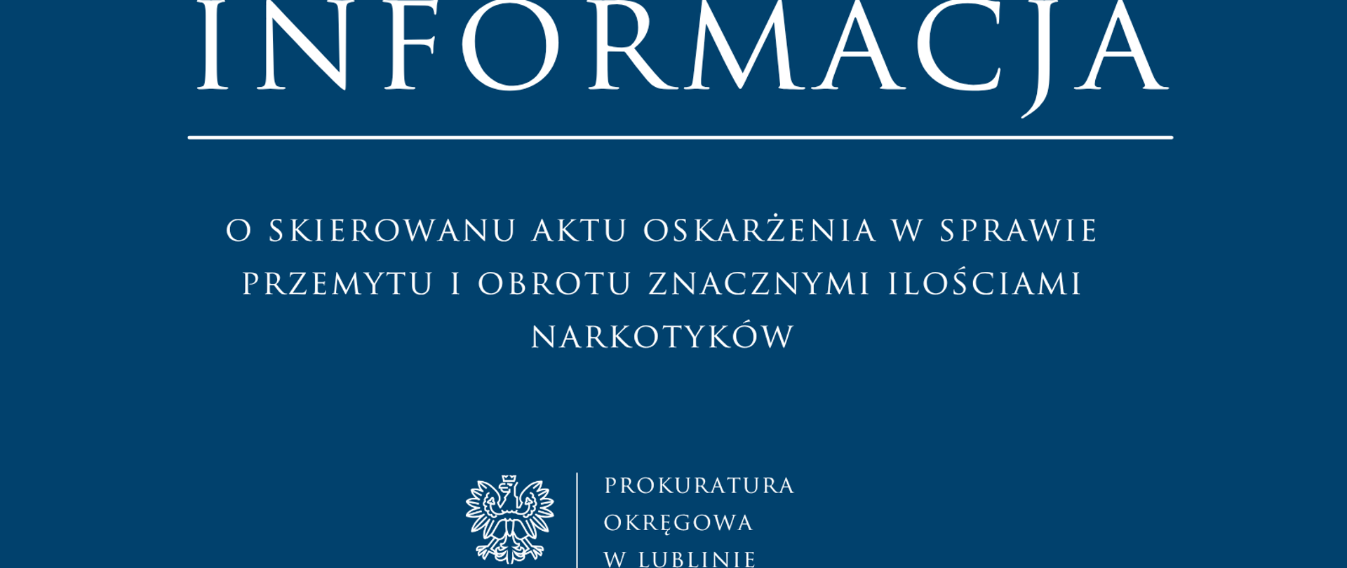 Niebieski baner o treści: Informacja o skierowaniu aktu oskarżenia w sprawie przemytu i obrotu znacznymi ilościami narkotyków