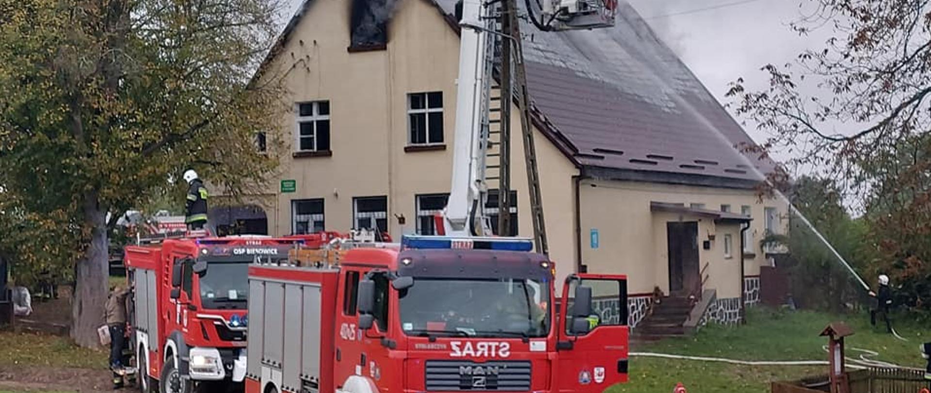 Zdjęcie przedstawia zastępy biorące udział w akcji gaśniczej w Pustowie :
Samochód spajany podnośnik i samochód średni gaśniczy.