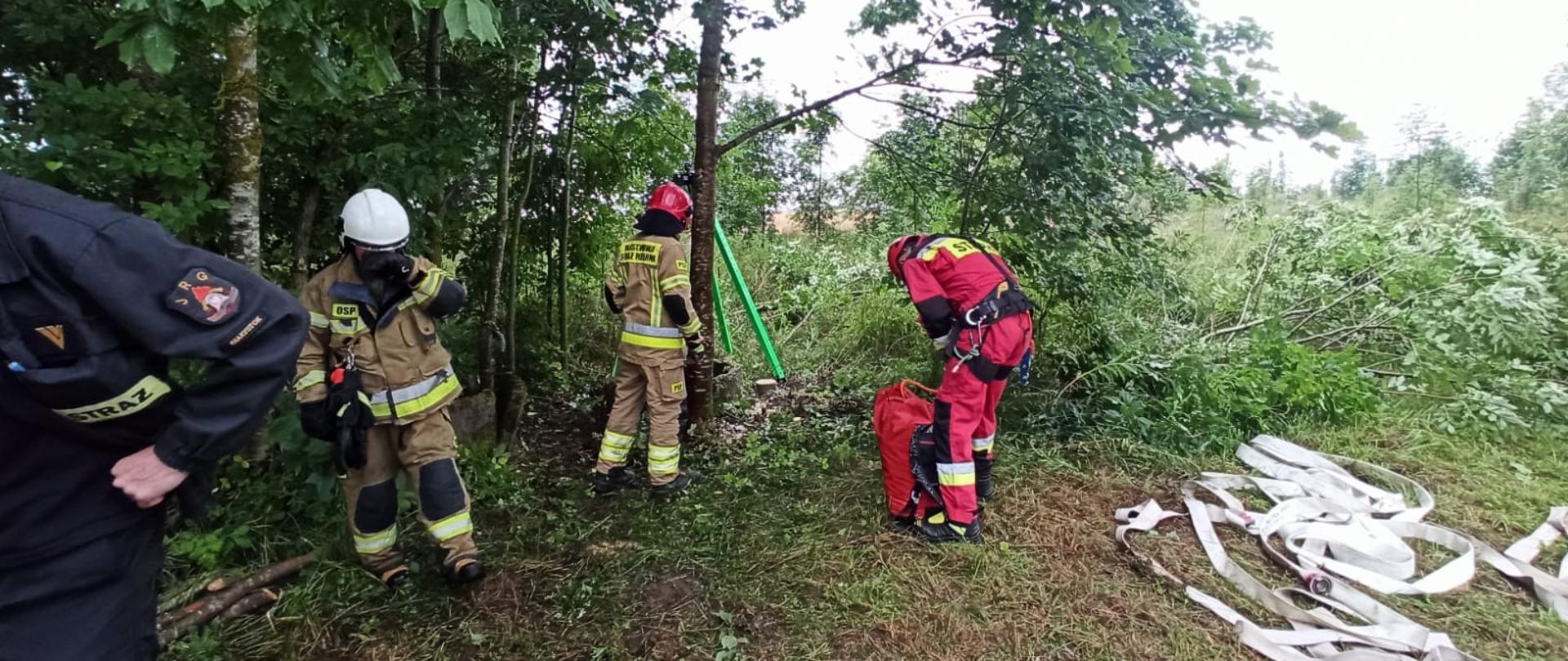 Strażacy przygotowujący się do akcji.