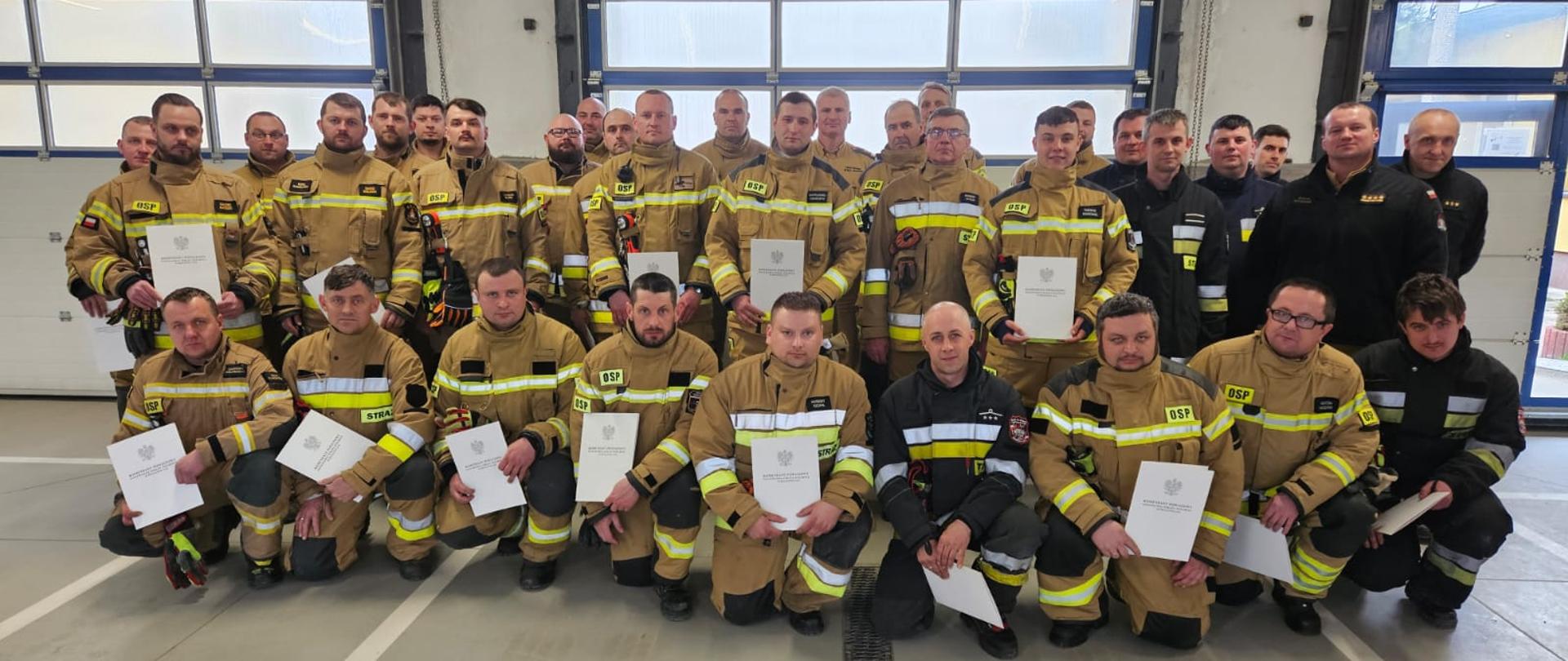 szkolenie kierowcy - konserwatora sprzętu ratowniczego OSP - druhowie stoją na zbiórce po odbiorze zaświadczeń
