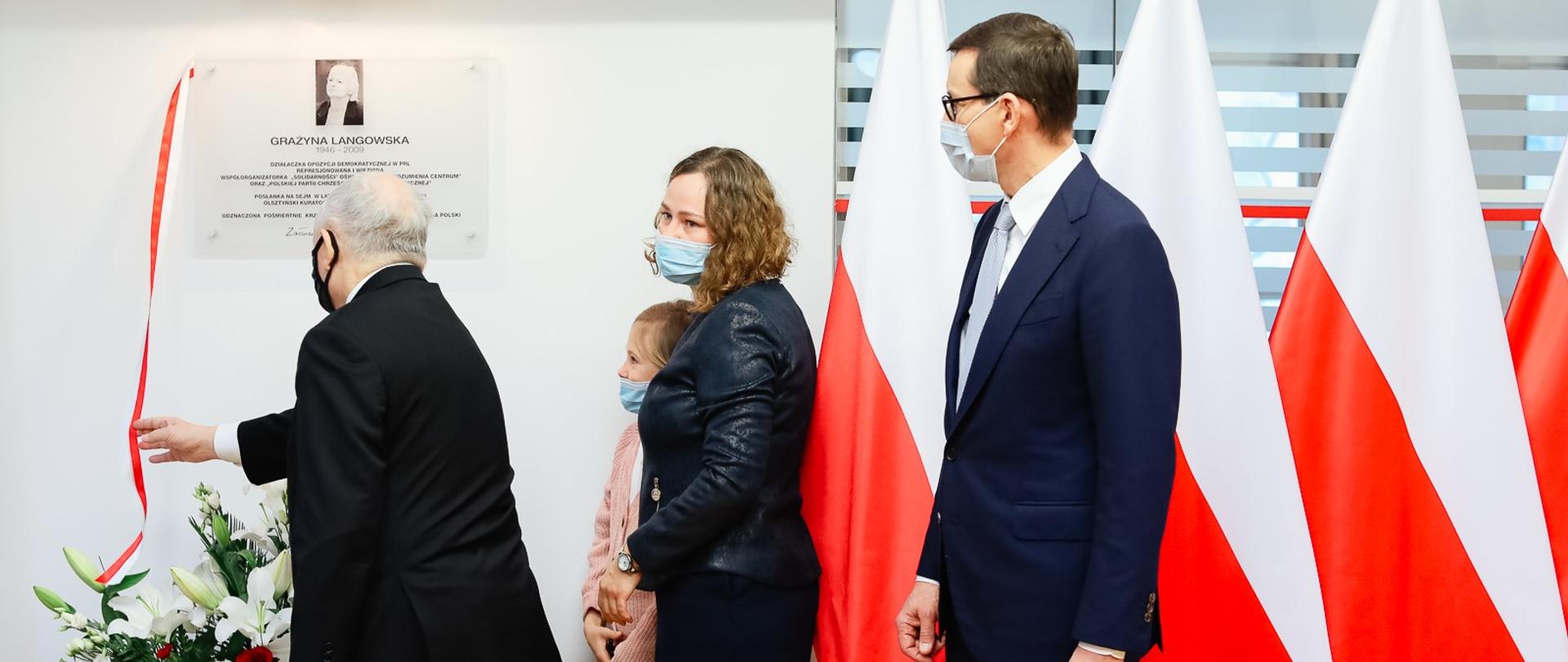 Odsłonięcie tablicy przez Jarosława Kaczyńskiego, obok stoi rodzina i premier Mateusz Morawiecki.