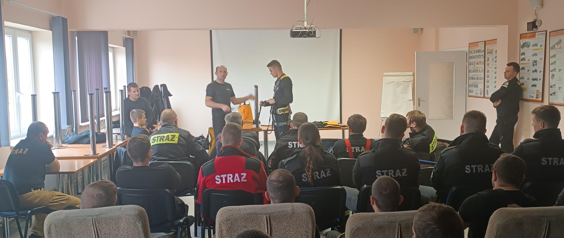 Strażacy podczas wstępu teoretycznego