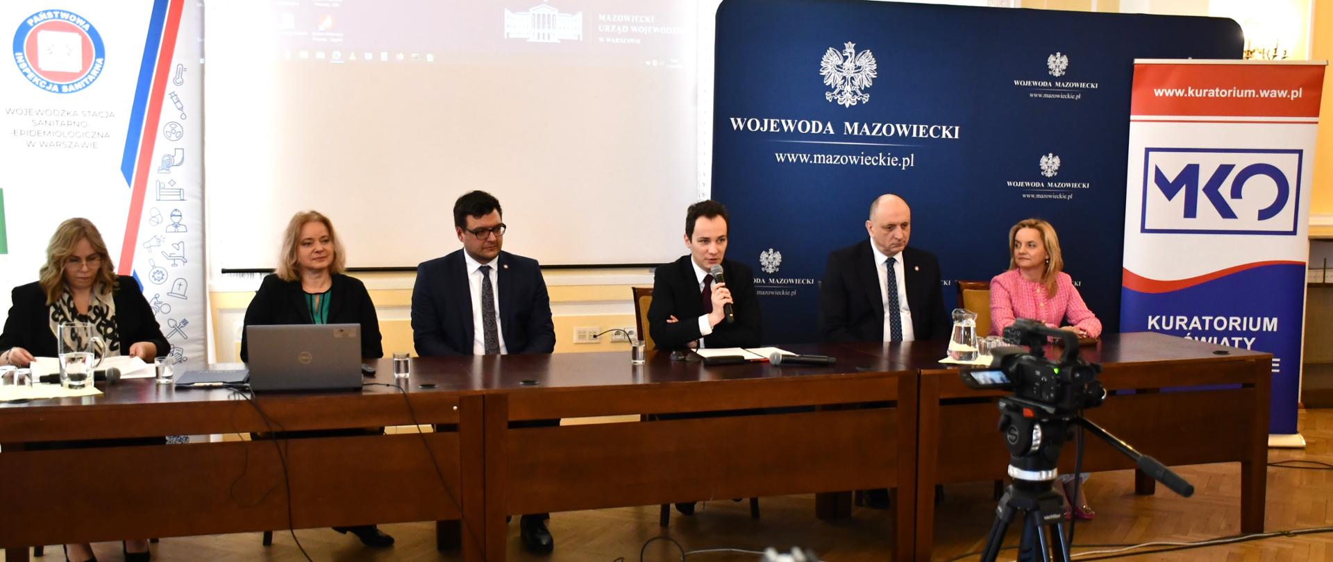 Na zdjęciu prelegenci konferencji.