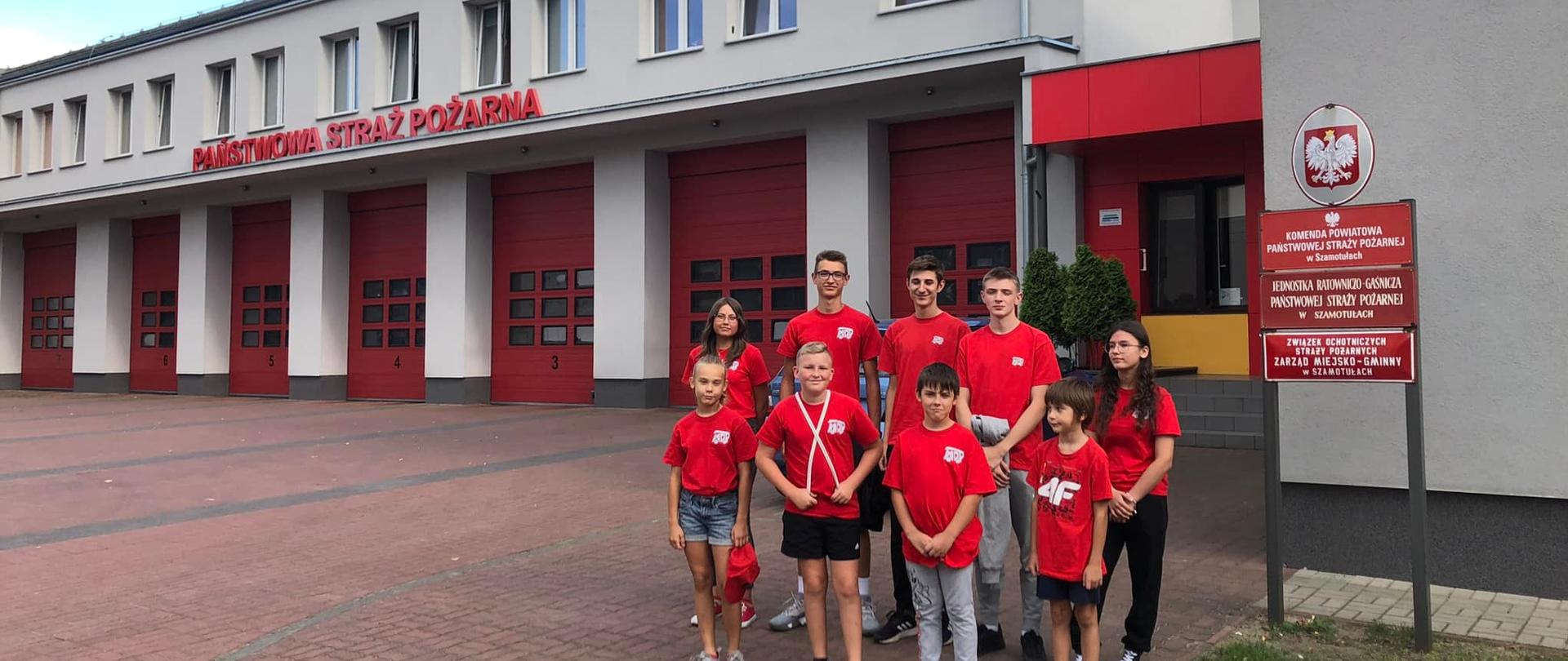 Widać dzieci na zdjęciu grupowym przed komendą