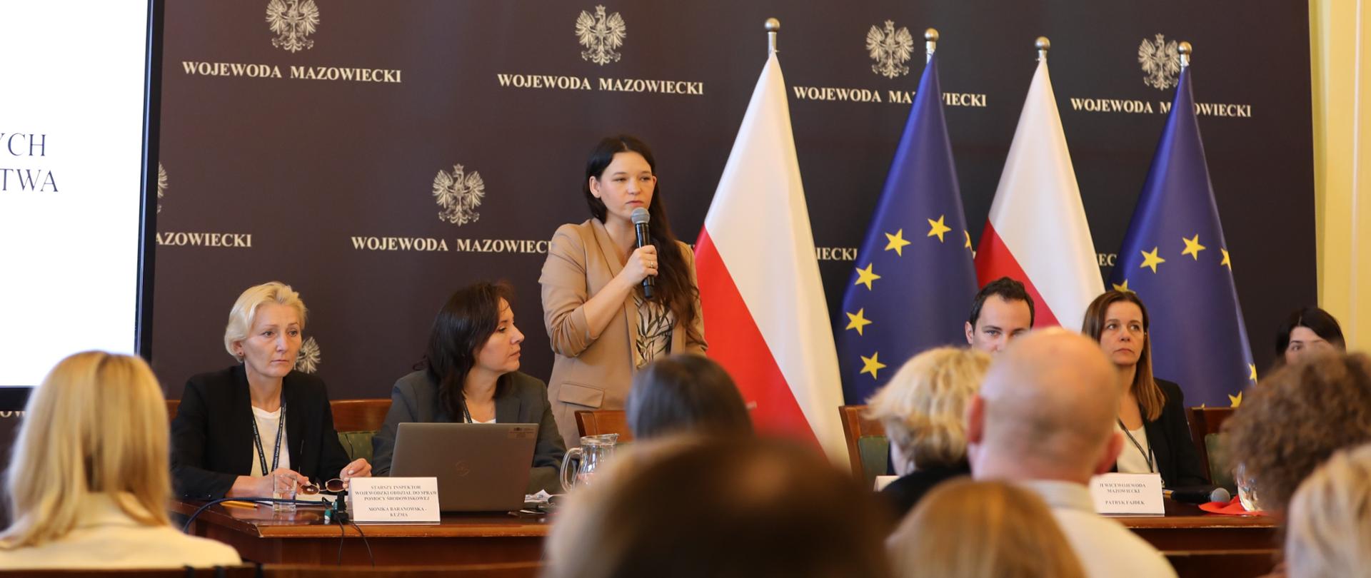 Na zdjęciu widać kobiety i mężczyzn