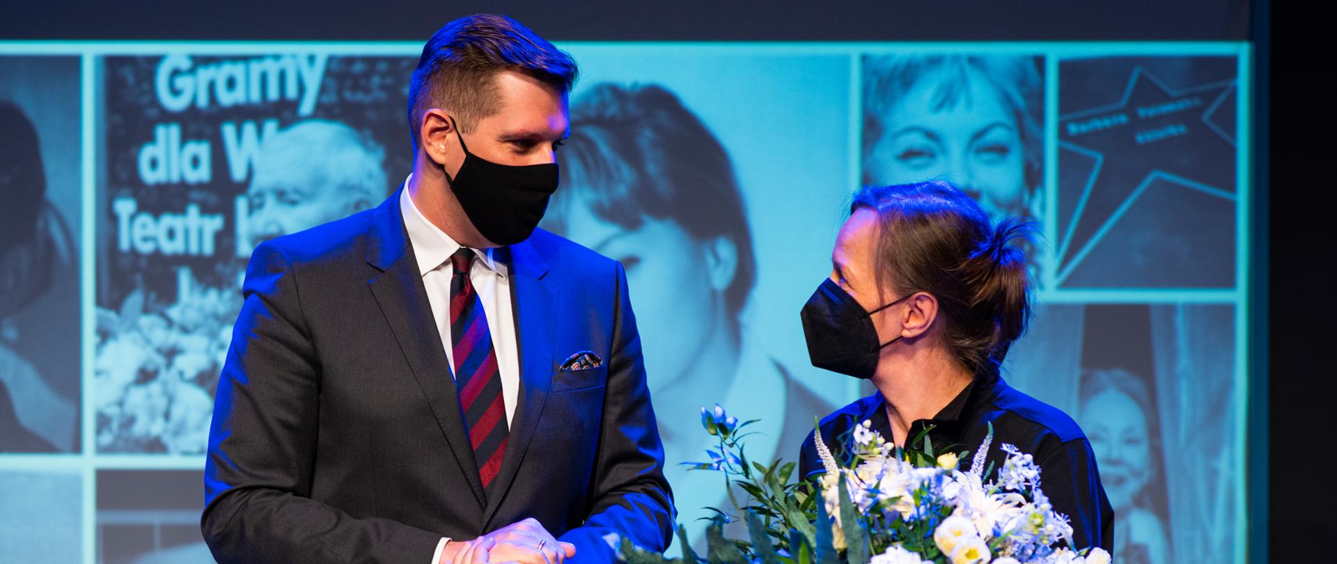 Wojewoda łódzki Tobiasz Bocheński rozmawia z dyrektor Teatru Powszechnego Ewą Pilawską - Olszewską 