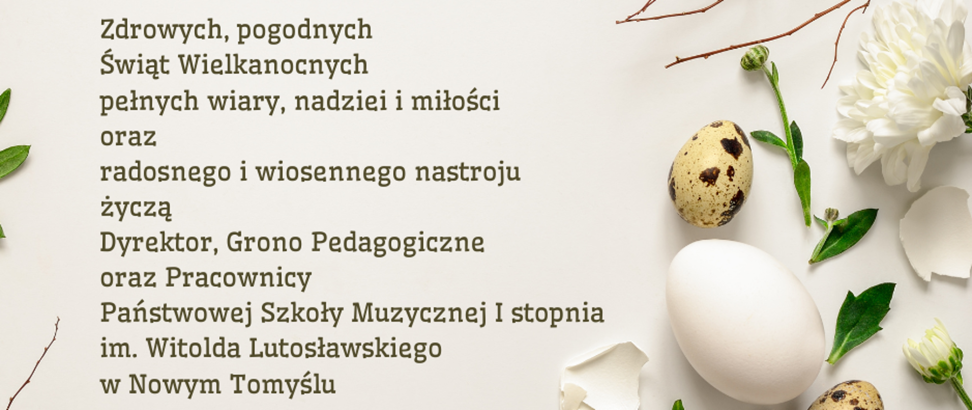 Plakat na beżowym tle z jego prawej strony znajdują się poukładane jajka oraz kwiatki. Na plakacie znajdują się życzenia z okazji Świąt Wielkanocnych. 