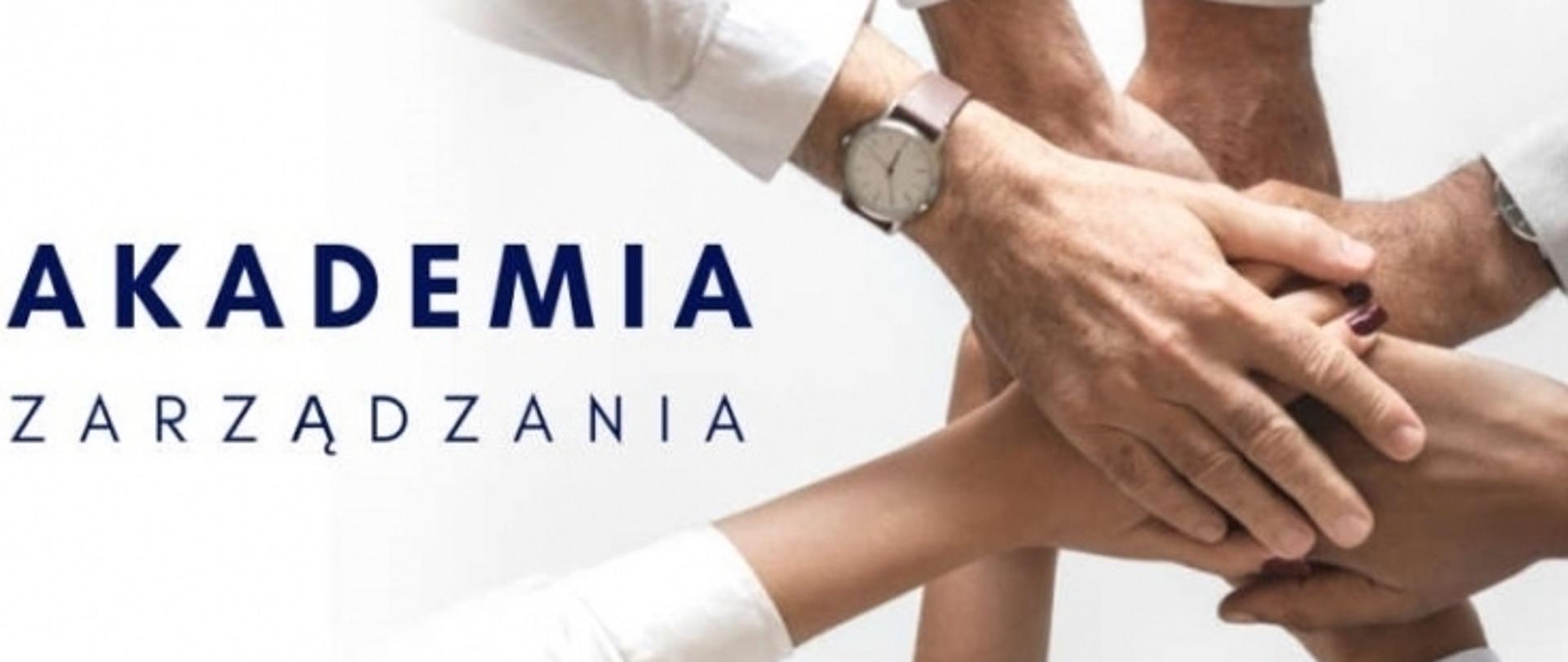 Na zdjęciu znajduje się osiem dłoni, położonych jedna na drugą, złożonych razem w geście jedności. Na rękach widać eleganckie mankiety od koszlul, na jednej ręce elegancki zegarek. Obok splecionych dłoni znajduje się napis Akademia Zarządzania.