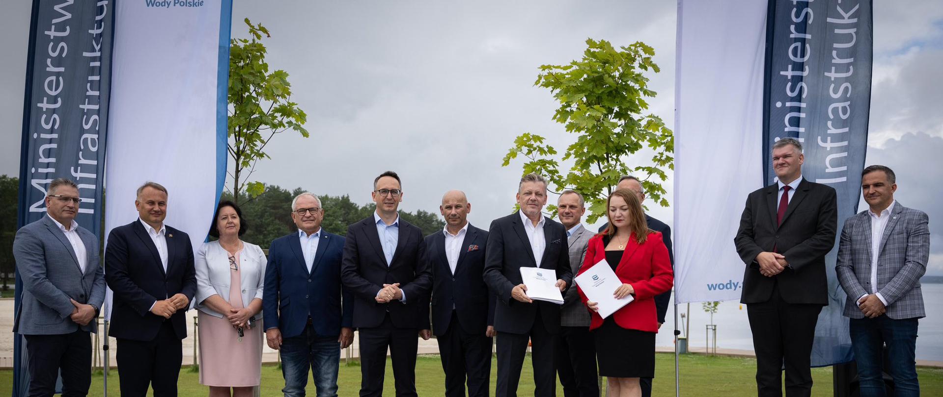 Podpisanie umowy na przygotowanie dokumentacji przedprojektowej dla dwóch kluczowych inwestycji: "Rewitalizacji zbiornika wodnego Sulejów- etap I" i "Budowy przepławki na zbiorniku Sulejowskim oraz na jazie Brzustówka" w ramach programu FEnIKS.