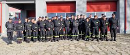 30 strażaków ustawionych w grupie po zakończeniu egzaminu