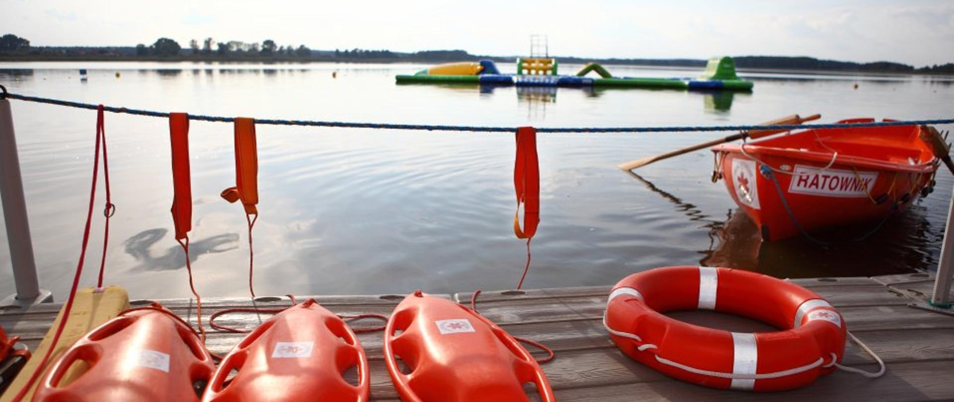 Zdjęcie pomostu nad jeziorem