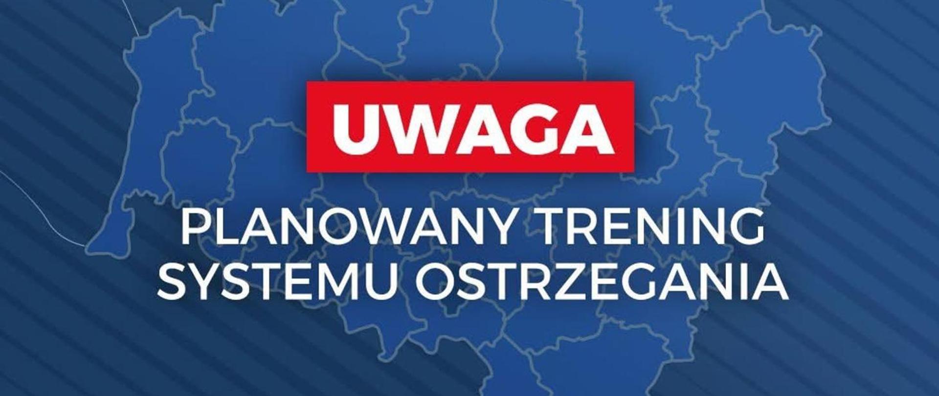 Grafika informacyjna na ciemnoniebieskim tle z delikatnym wzorem ukośnych pasów. W tle umieszczono zarys mapy Polski z podziałem na województwa. Na pierwszym planie, w centralnej części, znajduje się duży czerwony prostokąt z białym, pogrubionym napisem „UWAGA”. Poniżej czerwonego pola umieszczono biały tekst drukowanymi literami: „PLANOWANY TRENING SYSTEMU OSTRZEGANIA”