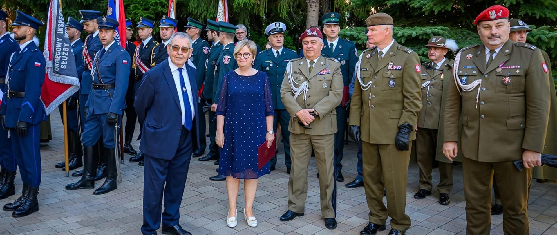 Wojewoda Podkarpacki i przedstawiciele instytucji i służb mundurowych podczas uroczystości.