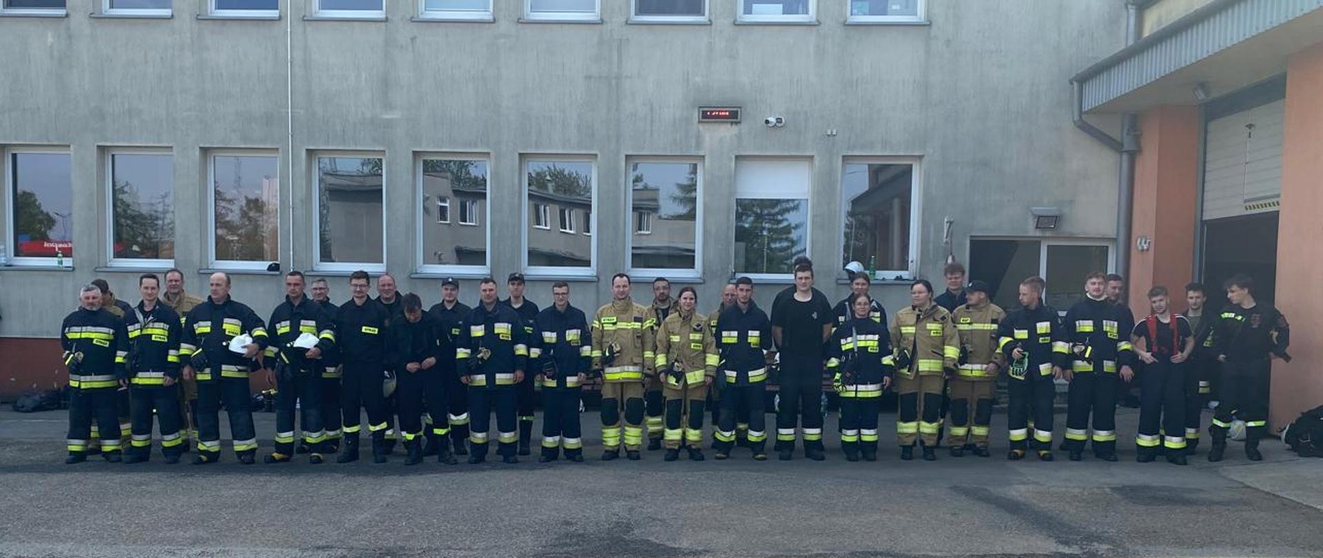 na zdjęciu widoczni druhowie po zakończonym egzaminie praktycznym 