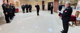 Dnia 1 września 2023 roku w siedzibie Komendy Powiatowej Państwowej Straży Pożarnej w Przasnyszu odbyło się uroczyste ślubowanie str. Szymona Wątkowskiego.
Ślubowanie przyjął Komendant Powiatowy PSP w Przasnyszu st.bryg. Waldemar Białczak.
Uroczystość z udziałem kadry Komendy oraz Jednostki Ratowniczo-Gaśniczej w Przasnyszu poprowadził Z-ca Komendanta Powiatowego PSP w Przasnyszu bryg. Jarosław Andruszkiewicz.
Słowem wstępu Komendant Powiatowy nawiązał do roty ślubowania, podkreślając znaczenie tej chwili w życiu zawodowym każdego strażaka. Zaznaczył także, że funkcjonariusz reprezentuje tą formację nie tylko w czasie służby, ale także poza nią. Podkreślił, że służba w Straży Pożarnej nie jest łatwa i wymaga oddania oraz wielkiego serca do pracy. Życzył nowo przyjętemu funkcjonariuszowi samych sukcesów i ukończenia kursu podstawowego z jak najlepszymi wynikami.
Podejmując służbę w Państwowej Straży Pożarnej, strażak składa ślubowanie według następującej roty:
„Ja, obywatel Rzeczypospolitej Polskiej, świadom podejmowanych obowiązków strażaka, uroczyście ślubuję być ofiarnym i mężnym w ratowaniu zagrożonego życia ludzkiego i wszelkiego mienia - nawet z narażeniem życia. Wykonując powierzone mi zadania, ślubuję przestrzegać prawa, dyscypliny służbowej oraz wykonywać polecenia przełożonych. Ślubuję strzec tajemnic związanych ze służbą, a także honoru, godności i dobrego imienia służby oraz przestrzegać zasad etyki zawodowej.”.
Po wypowiedzeniu słów roty str. Szymon Wątkowski podpisała formularz aktu ślubowania, który przyjął i podpisał Komendant Powiatowy.
Podczas tej uroczystości Komendant Powiatowy przywitał także nowego pracownika Korpusu Służby Cywilnej , Panią Martynę Grabowską, która z dniem 1 wrześnie 2023 r. rozpoczęła pracę na stanowisku Starszego Specjalisty w Sekcji Kadrowo-Organizacyjnej KP PSP w Przasnyszu
________________________________________
Opracowanie: kpt. Piotr Kuligowski.
Zdjęcia: asp. Rafał Sekuna.
