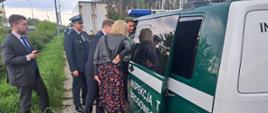 Przedstawicieli Europejskiego Urzędu ds. Pracy (ELA) oglądają wnętrze oznakowanego furgonu Inspekcji Transportu Drogowego.