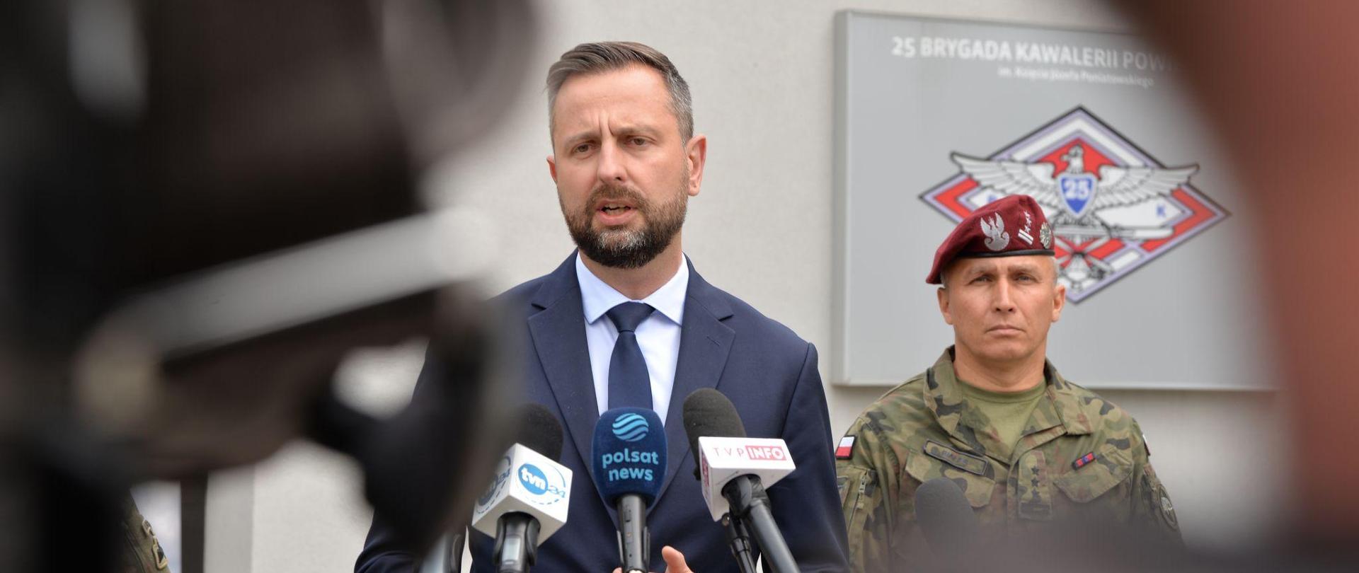 konferencja prasowa szefa MON przed sztabem 25 BKPow