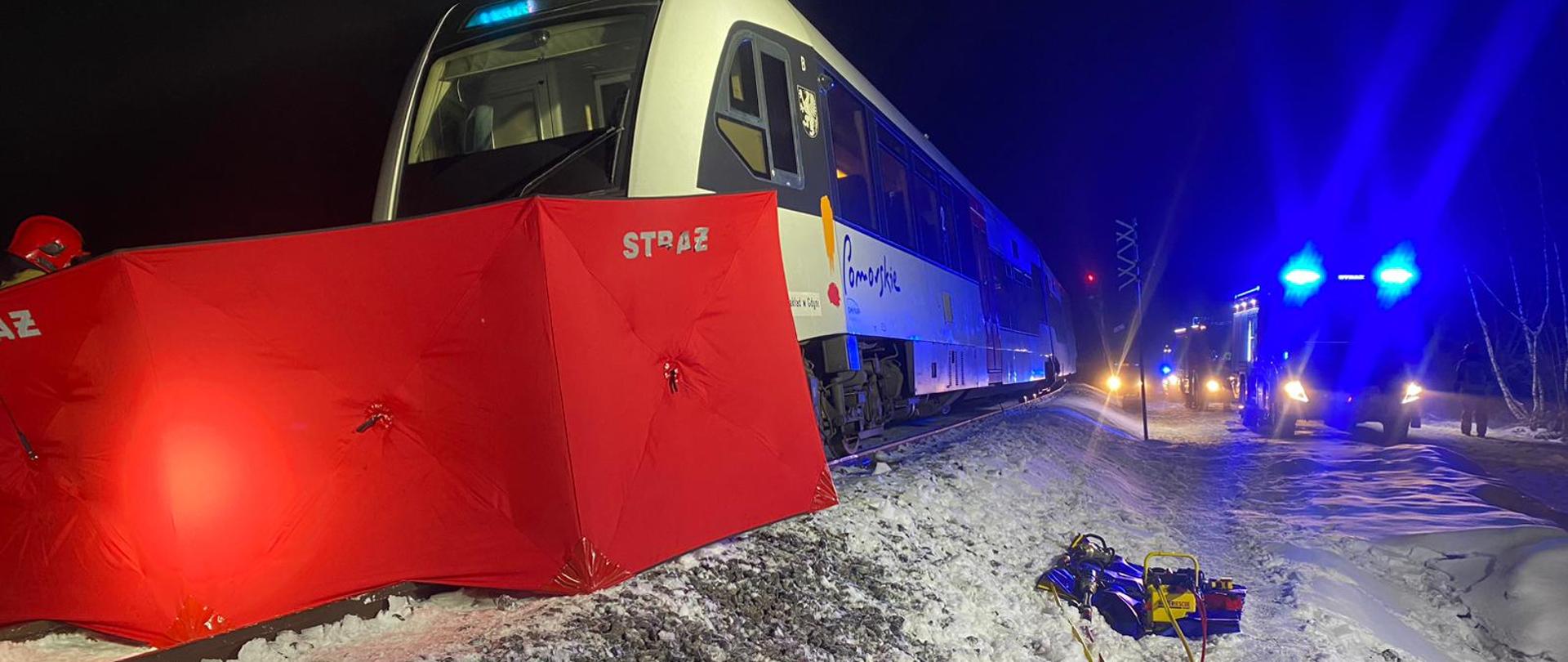 Parawan osłaniający czoło autobusu szynowego.