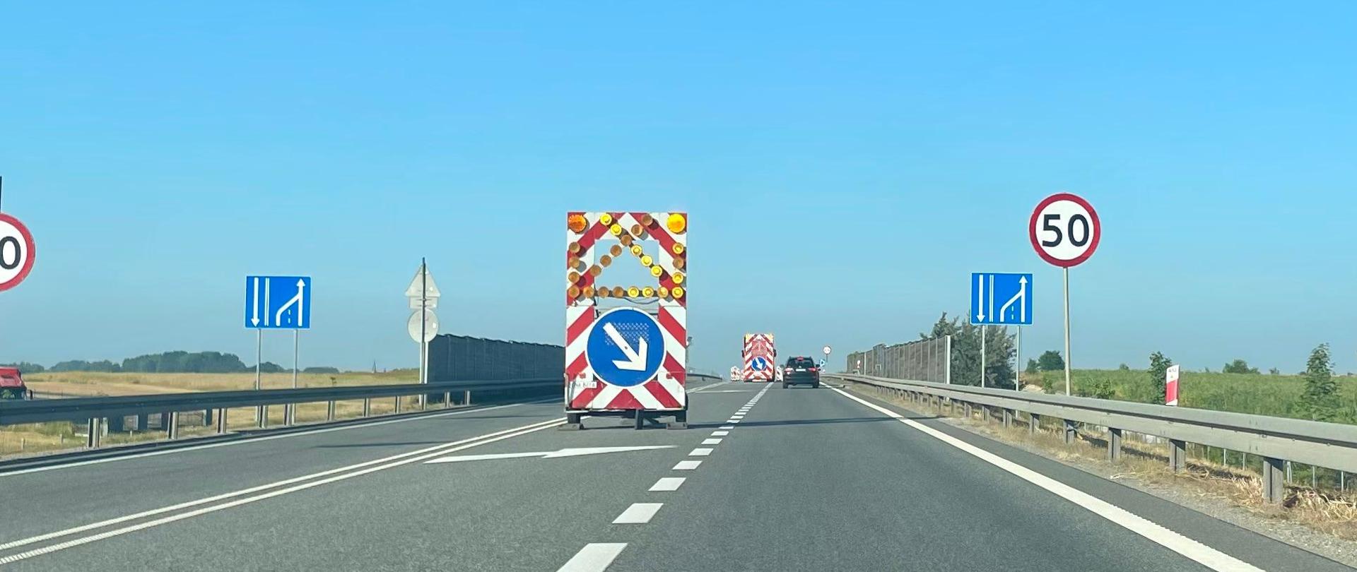 Na zdjęciu widać drogę ekspresową S19 na odc. Sokołów Młp. - Jasionka oraz oznakowanie i przyczepki z oznakowaniem. Świeci słońce.