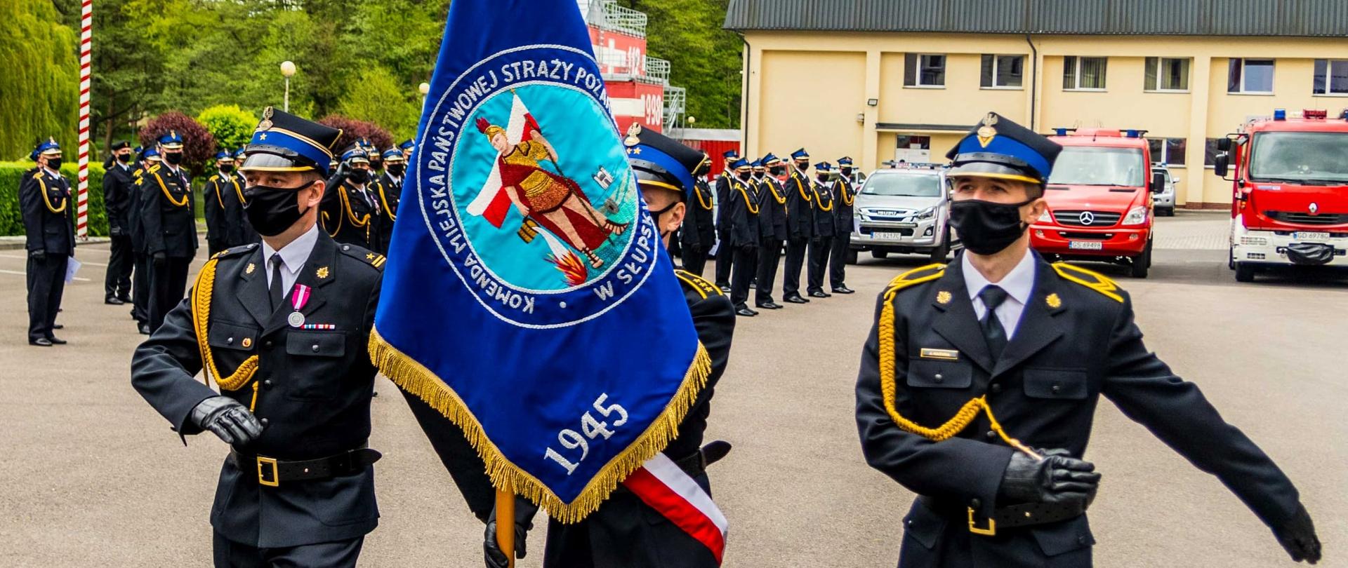 Zdjęcie przedstawia strażaków uczestniczących w Obchody Dnia Strażaka w Słupsku