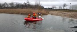 Strażacy w łodzi na jeziorze podczas ćwiczeń