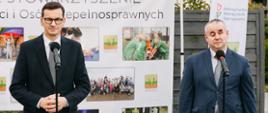 Premier Mateusz Morawiecki i sekretarz stanu Paweł Wdówik podczas konferencji prasowej z okazji otwarcia Milickiego Centrum Wsparcia CAPITOL.