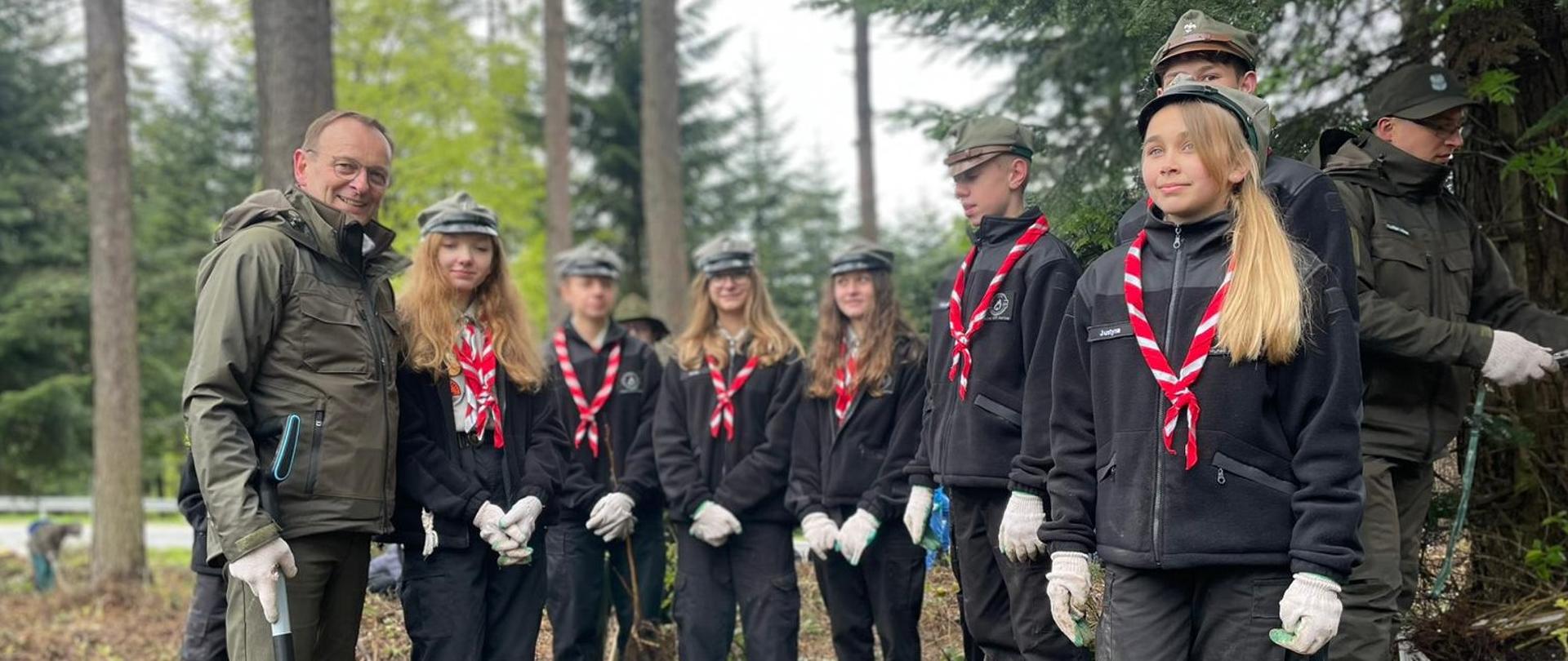 Wiceminister Edward Siarka podczas sadzenia kolejnego Lasu Pamięci Jana Pawła II