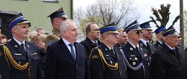 Na pierwszym planie od lewej stoi st. bryg. Radosław Batruch Komendant Powiatowy Państwowej Straży Pożarnej w Człuchowie, Pan Dariusz Drelich - Wojewoda Pomorski, bryg. Wojciech Berent - Zastępca Pomorskiego Komendanta Wojewódzkiego PSP, dh. Marek Buza - Prezes Zarządu Oddziału Wojewódzkiego ZOSP RP woj. pomorskiego, dh Benedykt Lipski, Wiceprezes Zarządu Oddziału Powiatowego ZOSP RP w Człuchowie