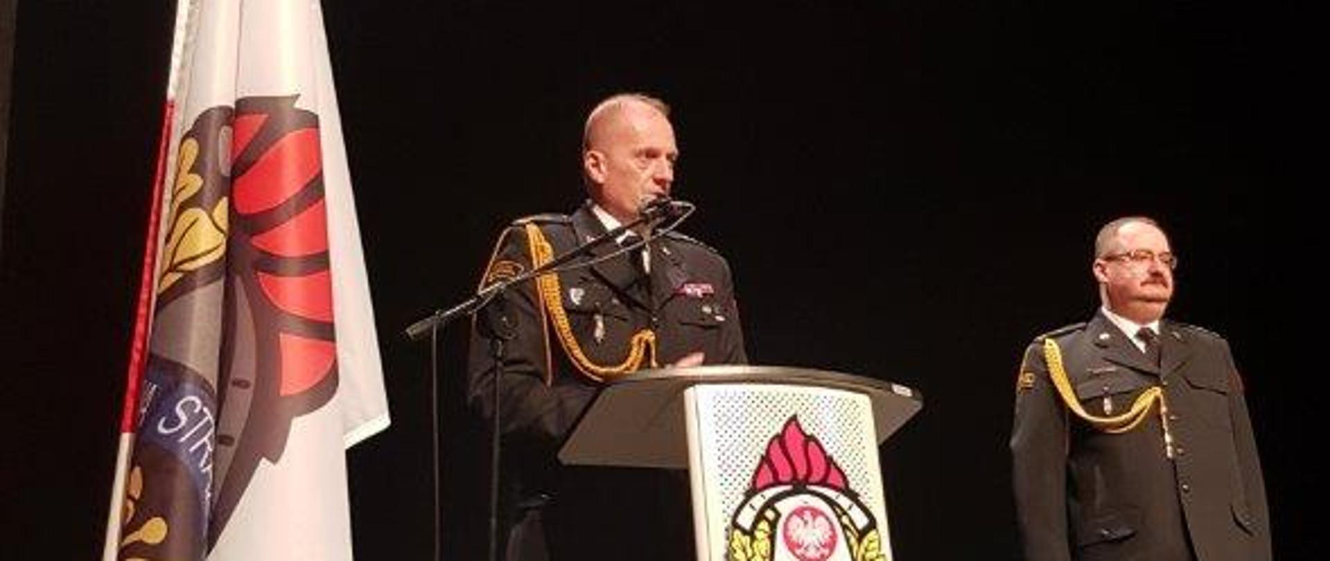 Przemówienie Komendanta Wojewódzkiego PSP st. bryg. Jarosława Tomczyka, w drugim planie stoi zdający służbę Komendant Powiatowy PSP w Pyrzycach.
