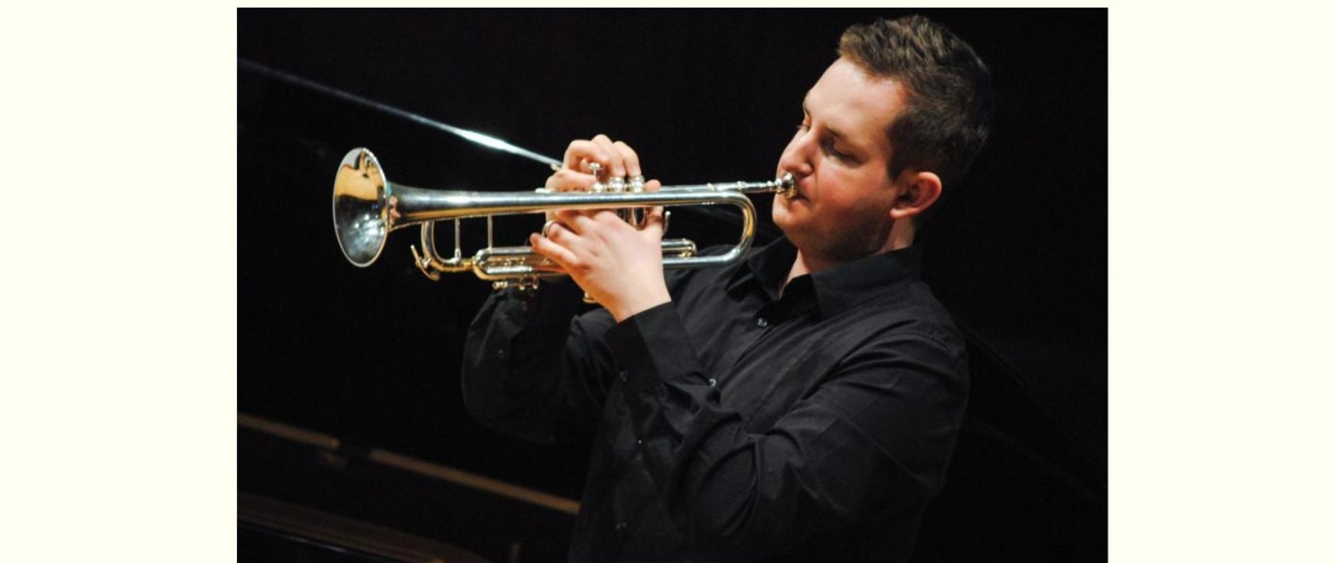 Plakat przedstawia informację,że audycja uczniów klasy trąbki odbędzie się 24 listopada 2025 r. o godzinie 17:00, oraz zdjęcie Pana Krzysztofa grającego na trąbce.