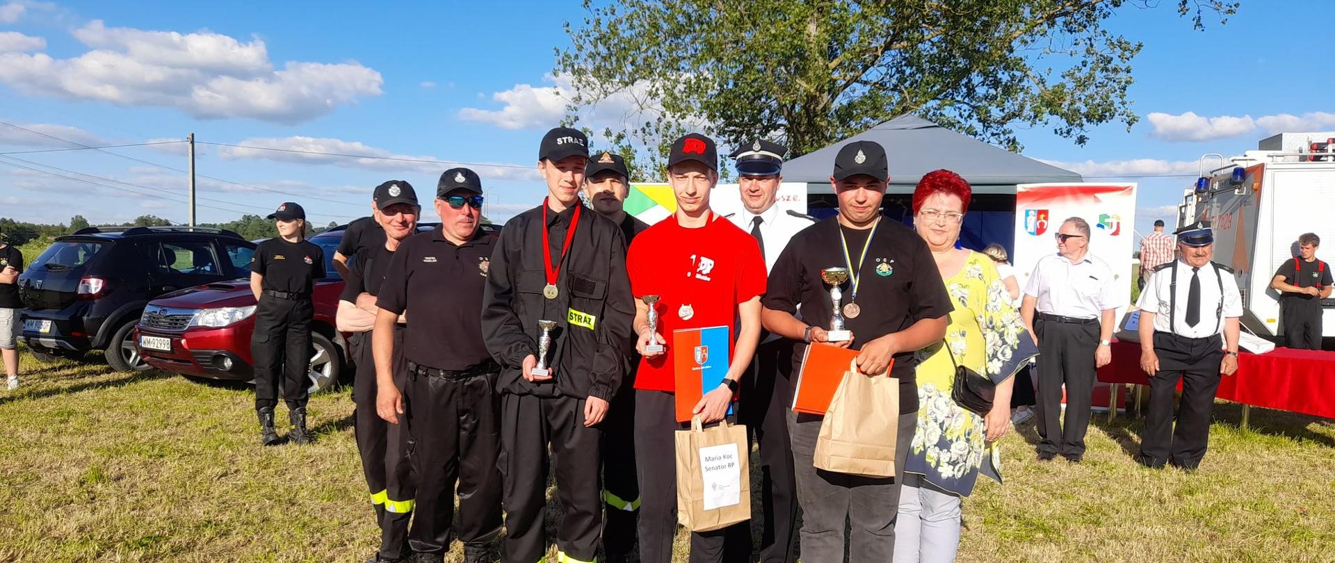 udekorowani dowódcy drużyn młodzieżowych