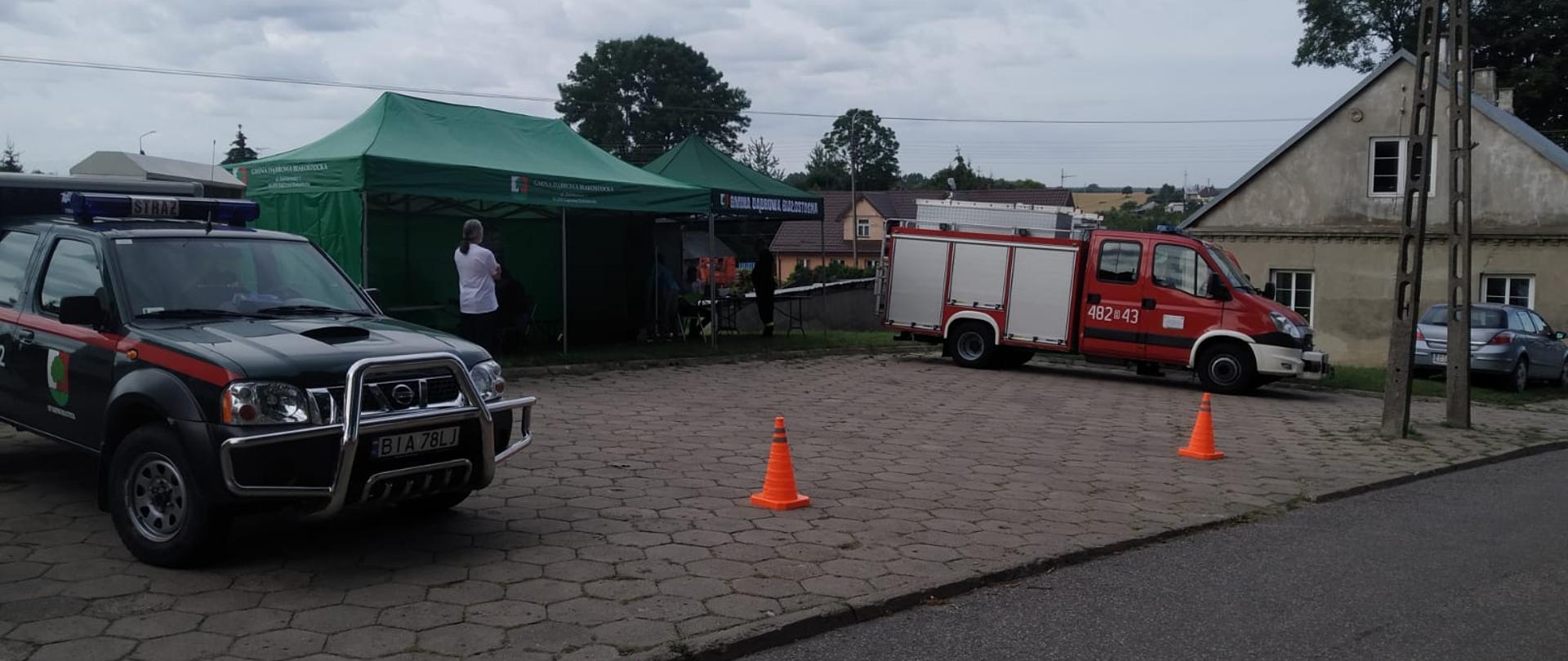 Dąbrowa Białostocka - strażacy wsparli organizację tymczasowego punktu szczepień przy Parafii.