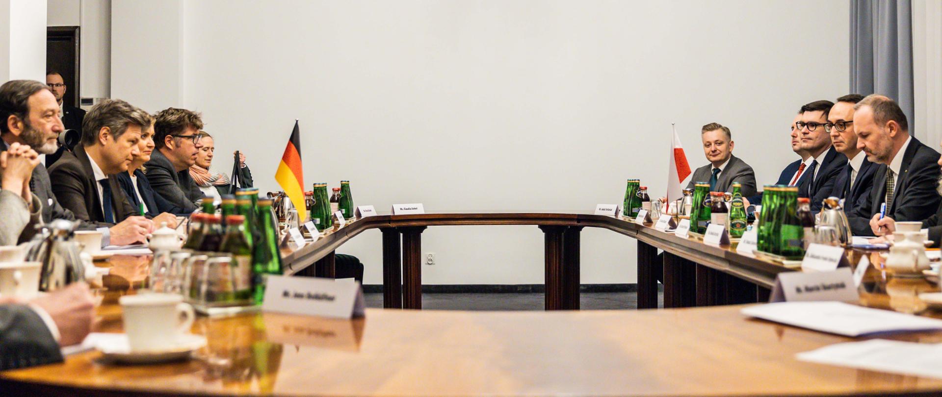 Minister infrastruktury Dariusz Klimczak oraz Minister Rozwoju i Technologii Krzysztof Hetman spotkali się w Warszawie z Wicekanclerzem Republiki Federalnej Niemiec, Ministrem Gospodarki i Ochrony Klimatu Robertem Habeckiem