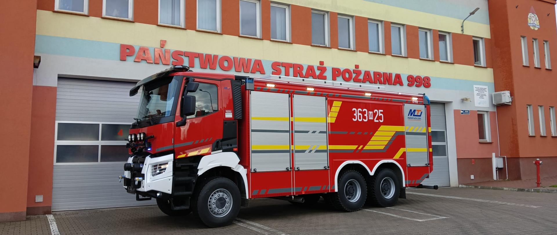 Na zdjęciu nowy samochód ratowniczo gaśniczy na tle JRG 3 Płock.