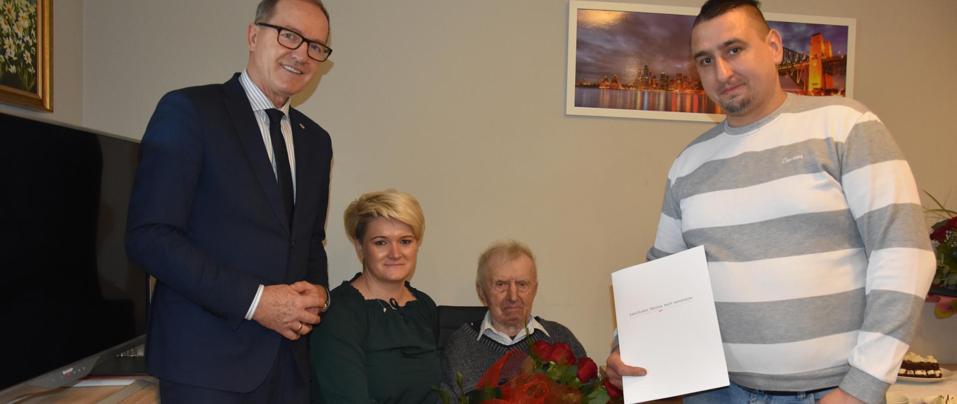 Życzenia, gratulacje i kwiaty w imieniu Wojewody Mazowieckiego Konstantego Radziwiłła przekazał Kierownik Delegatury MUW w Radomiu Krzysztof Murawski.