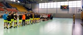 Wszystkie drużyny biorące udział w turnieju podczas rozpoczęcia zawodów i przemówienia Komendanta Powiatowego PSP w Ciechanowie