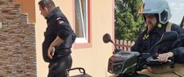 Strażacy ratownicy przygotowujący się do poszukiwań. Strażak ratownik OSP na pojeździe typu quad.