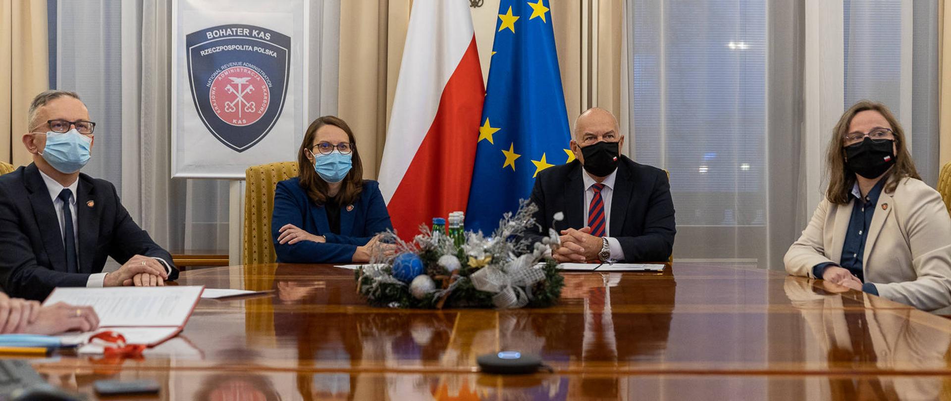 Stół przy którym siedzą minister finansów Tadeusz Kościński, szef KAS Magdalena Rzeczkowska oraz zastępcy szefa KAS – Anna Chałupa oraz Mariusz Gojny.
