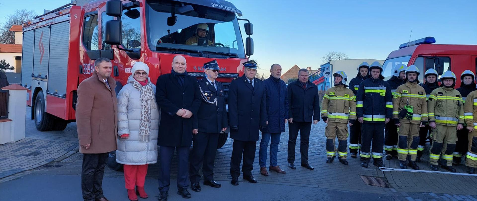 Uczestnicy uroczystości, strażacy oraz zaproszeni goście