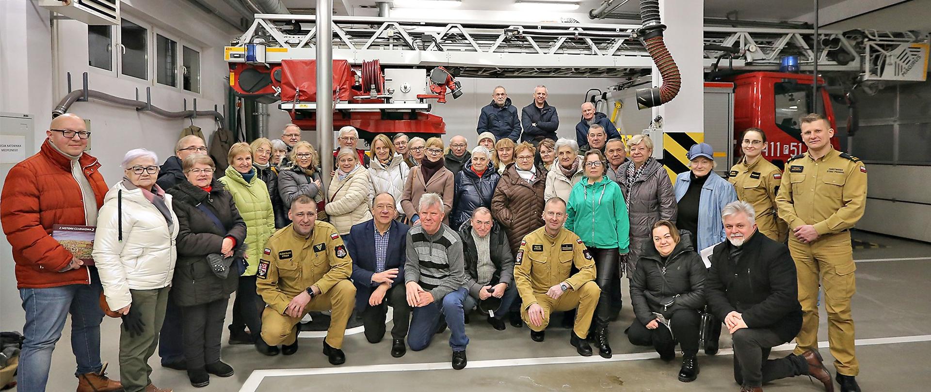 Wspólne zdjęcie członków Towarzystwa Historii Czarnkowa oraz funkcjonariuszy KP PSP w Czarnkowie.