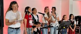 Występ muzyczny zespołu Amapolki z dziećmi