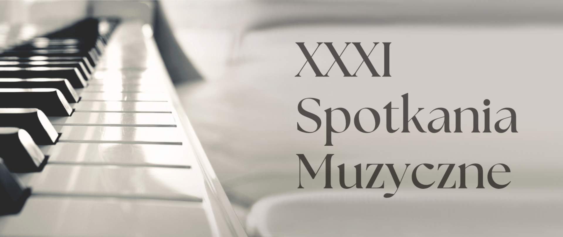 Grafika XXXI Spotkań Muzycznych na jasnoszarym tle napis XXXI Spotkania Muzyczne, z lewej strony klawiatura fortepianu