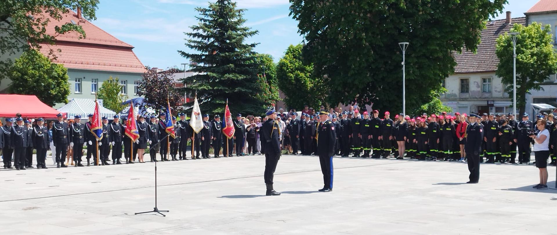 Zdjęcie przedstawia składanie meldunku dla Zachodniopomorskiego Komendanta Wojewódzkiego PSP w Szczecinie