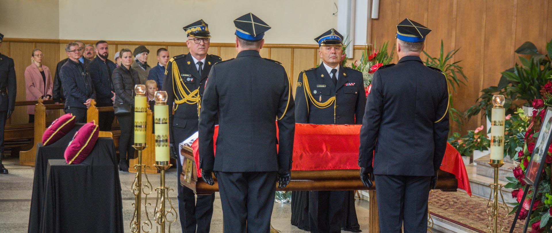 4 komendantów pełni posterunek przy trumnie stojąc na baczność