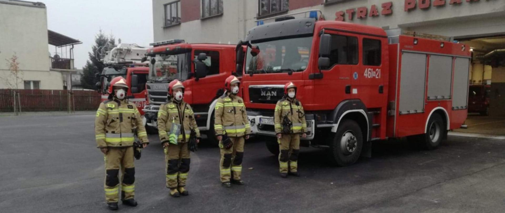 Strażacy podczas uroczystej zmiany służby.