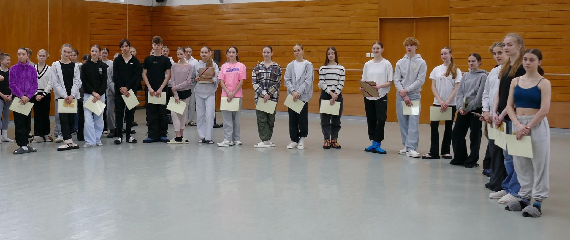 uczniowie na sali baletowej