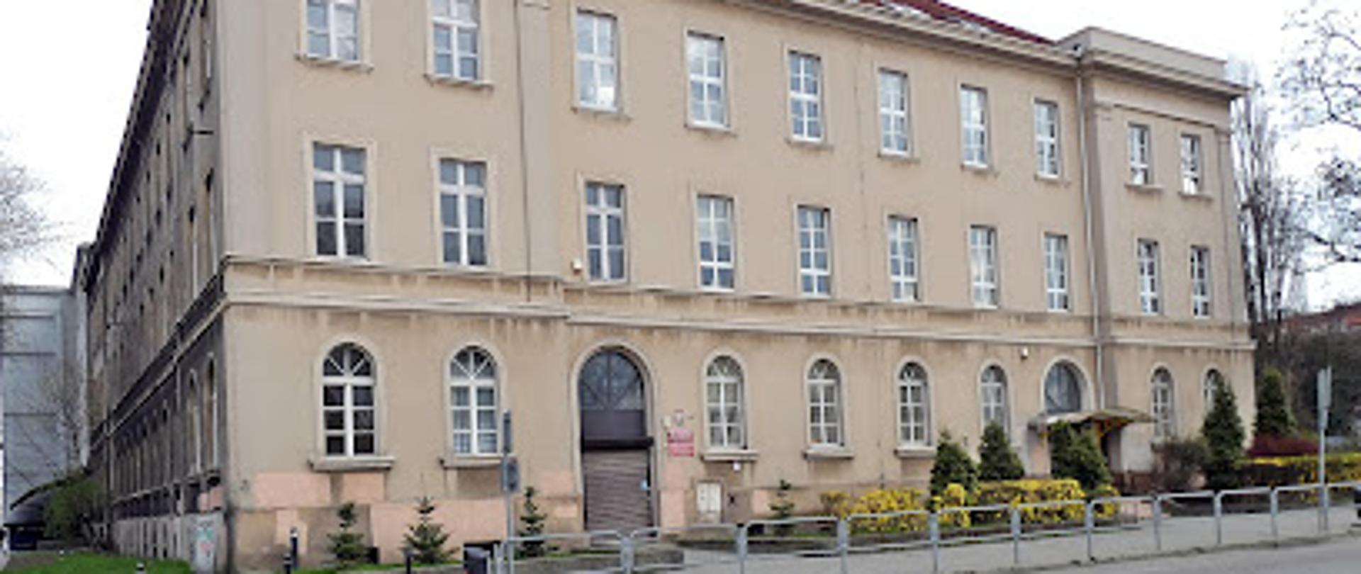 zdjęcie budynku od strony wejścia POSM I stopnia przy ul. Dąbrówki 9 w Katowicach