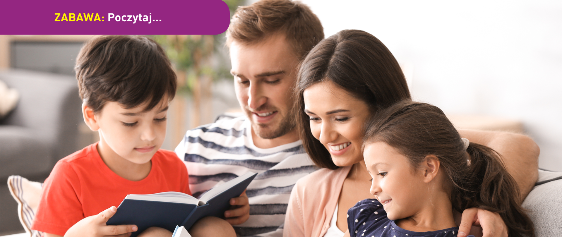 Na zdjęciu widać rodzinę siedzącą na kanapie - chłopiec, dziewczynka, kobieta i mężczyzna, którzy czytają książki. U dołu znajduje się pasek logotypów: Europejskie Fundusze Polska Cyfrowa, Ministerstwo Cyfryzacji, NASK i Unia Europejska Europejski Fundusz Rozwoju Regionalnego.